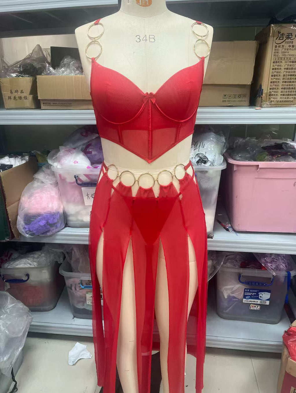 Conjunto de falda con abertura, embellecida con anillos metálicos y malla transparente