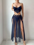 Conjunto de falda con abertura, embellecida con anillos metálicos y malla transparente