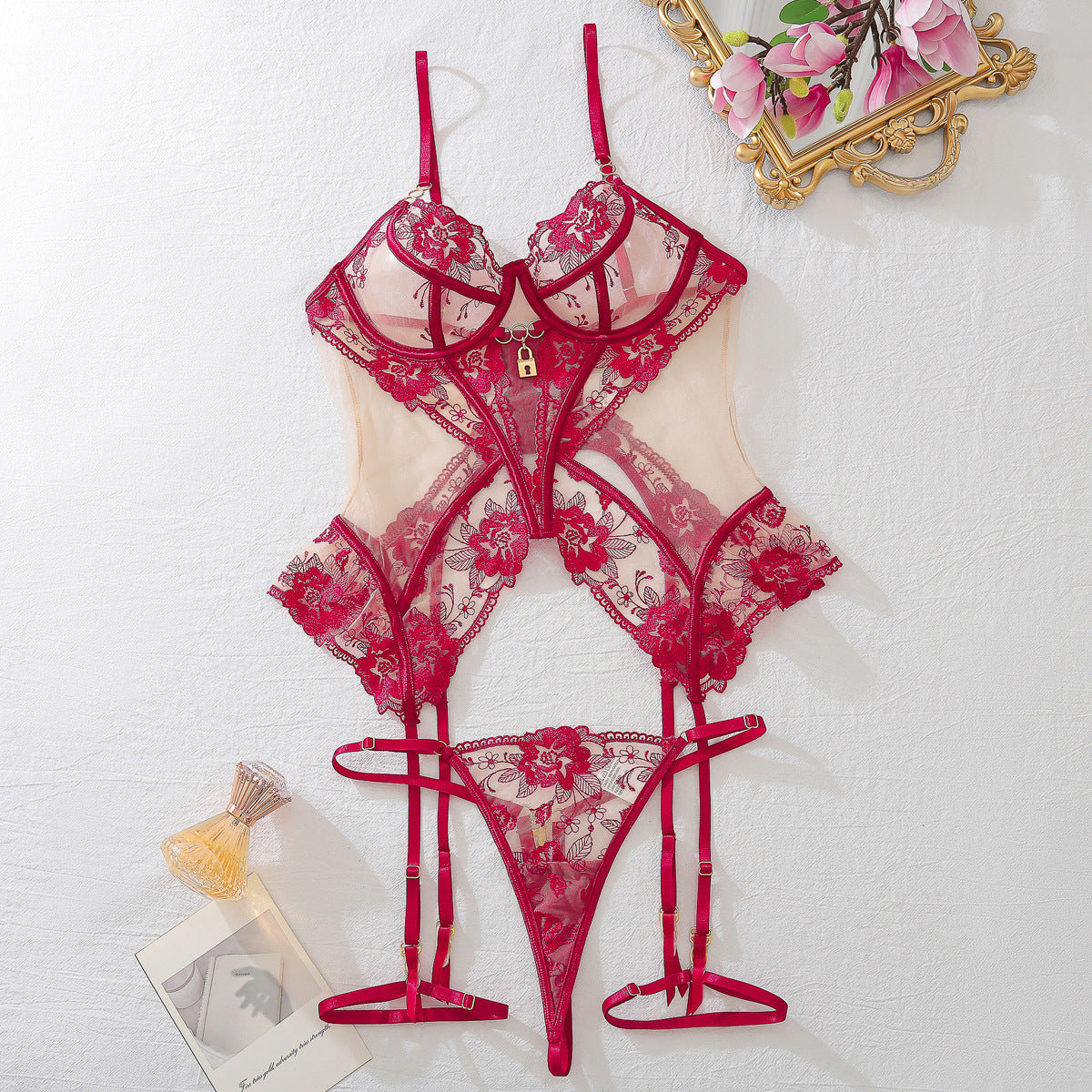 Conjunto de lencería sexy de tres piezas: body de malla con aros, sin espalda y liguero extraíble