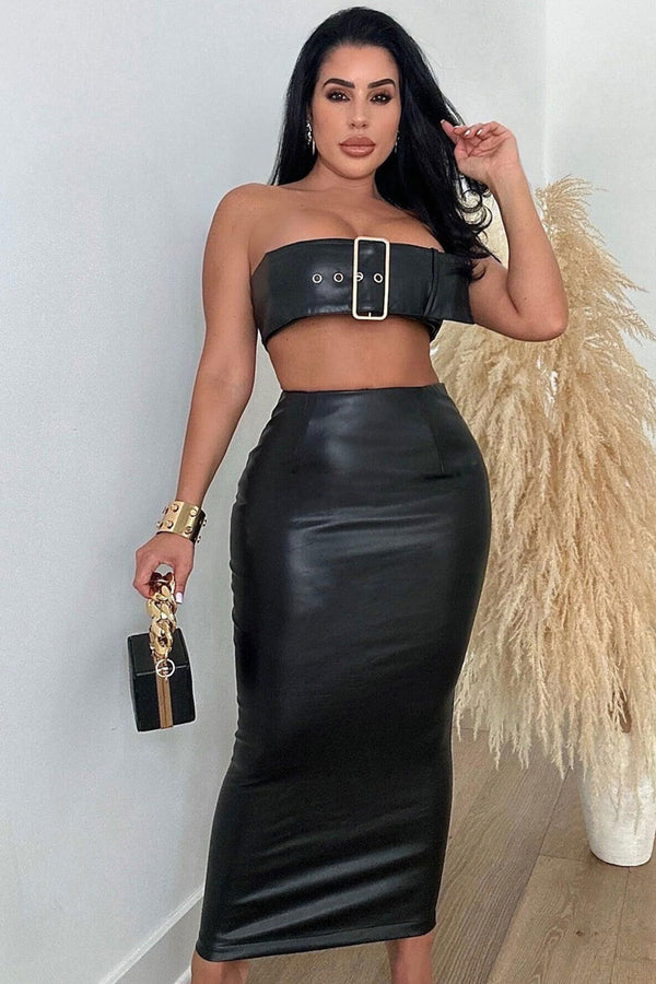 Conjunto de vestido sexy de 2 piezas de cuero PU con hebilla de metal, top corto adornado y falda con abertura en la cadera