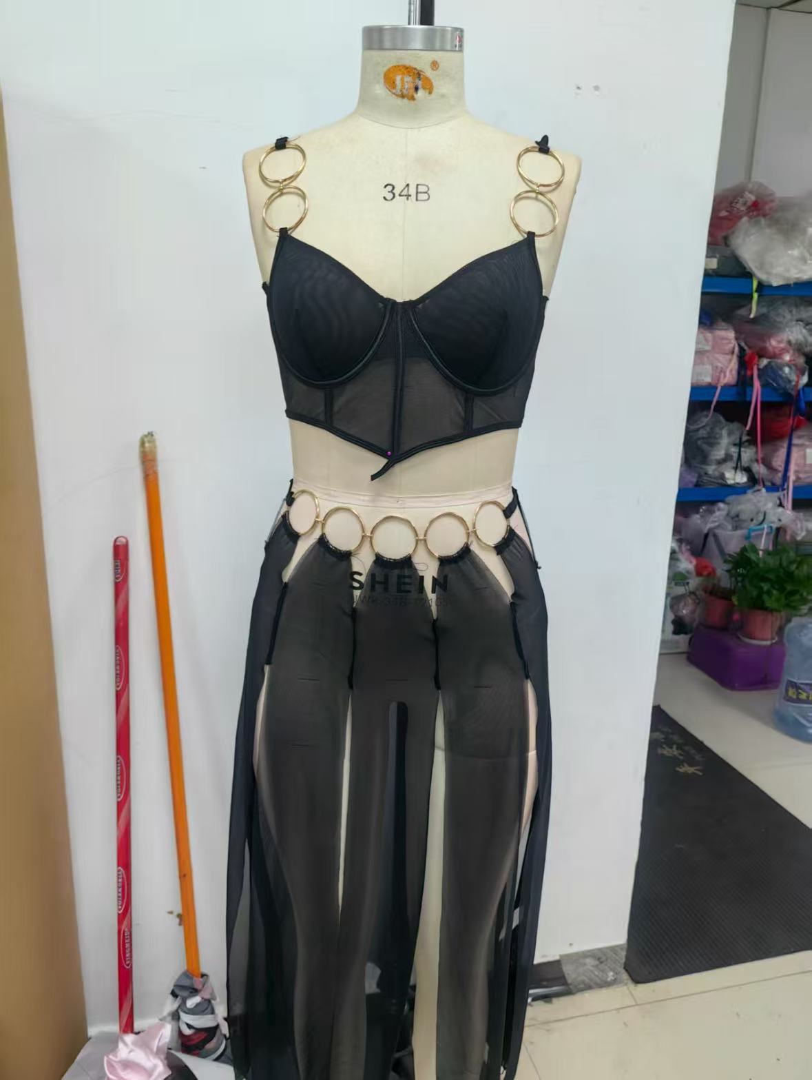 Conjunto de falda con abertura, embellecida con anillos metálicos y malla transparente