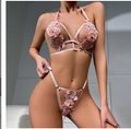 Lencería sexy de encaje soluble en agua con recortes y lazos.