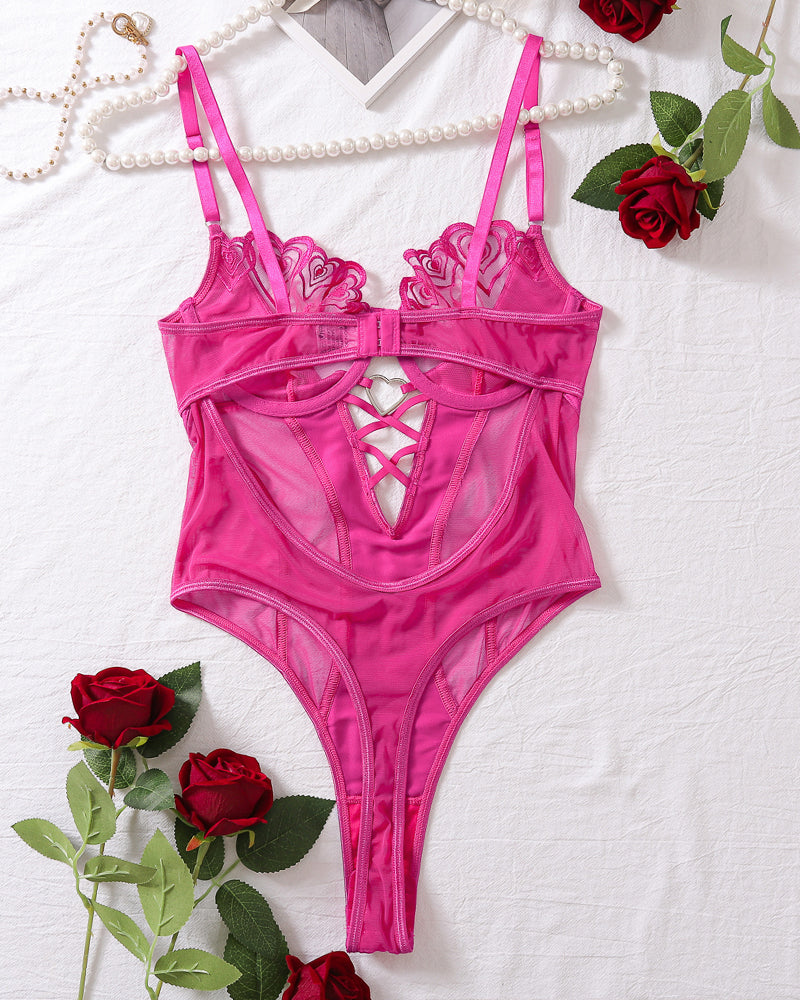 Body de bordado en forma de corazón con realce