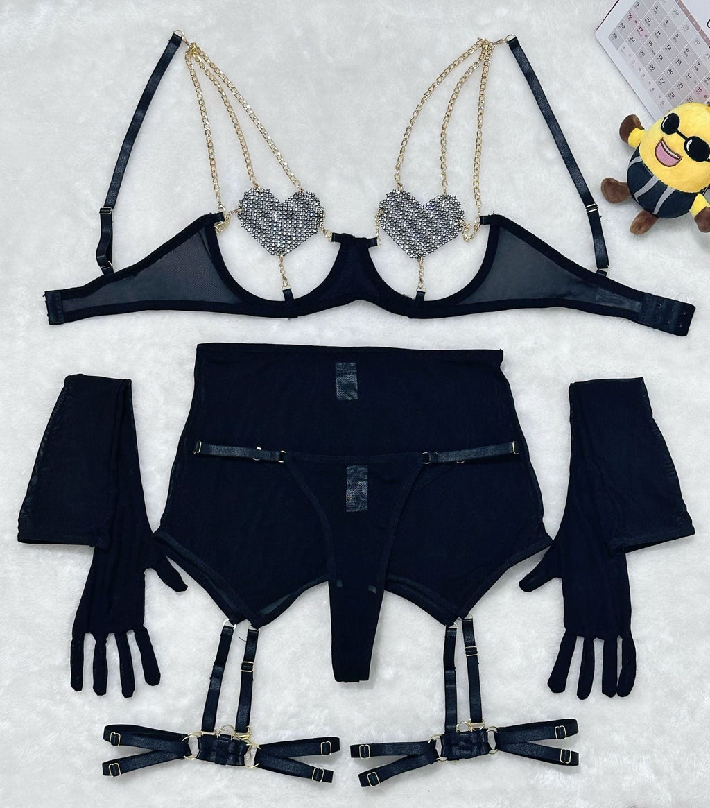 Conjunto de lencería sexy de tres piezas con pasties de corazón calado y cadenas de metal para un atractivo seductor