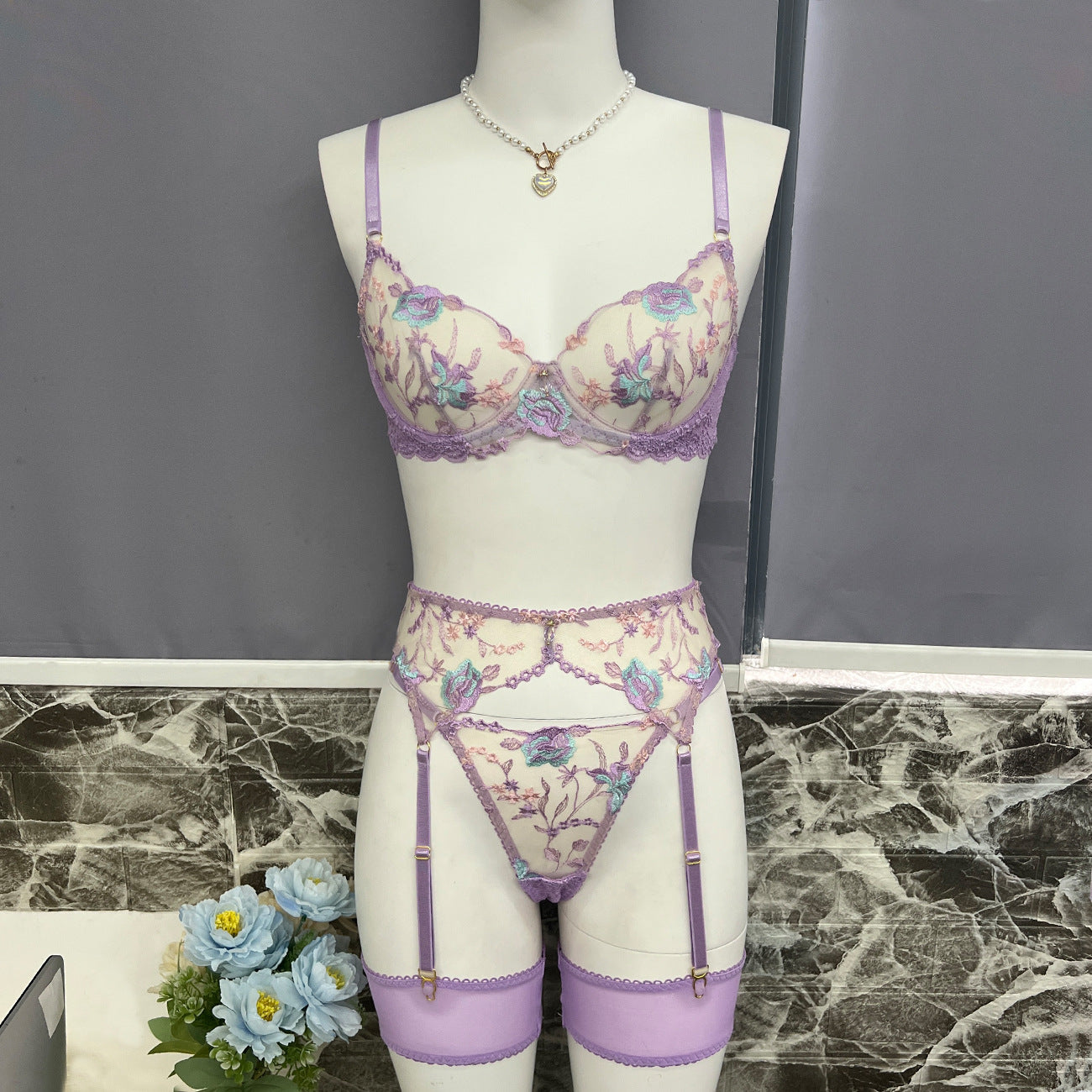 Sensacional kit de lencería de 4 piezas con aros, bordado floral, hermoso tanga con liguero