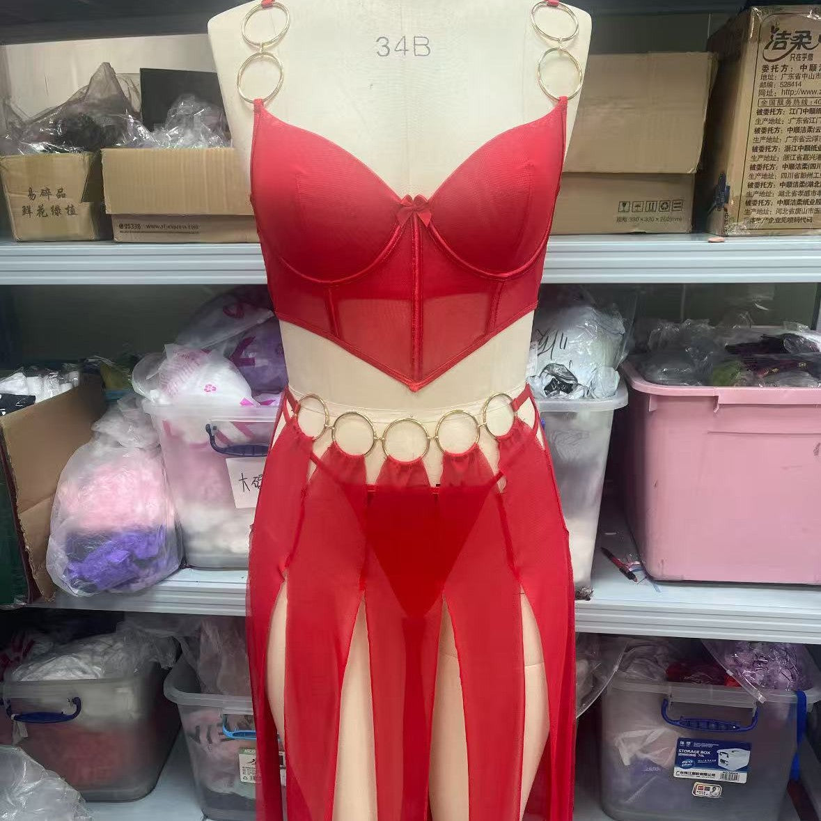 Conjunto de falda con abertura, embellecida con anillos metálicos y malla transparente