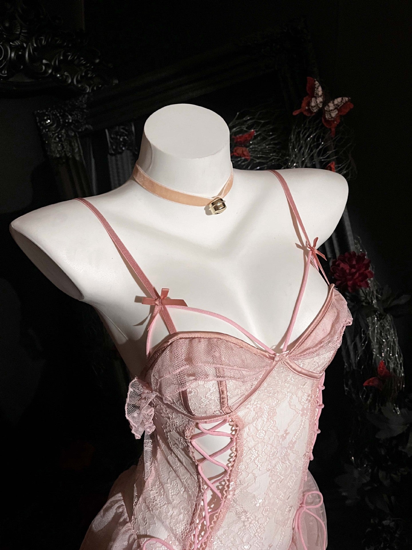 Camisón de encaje transparente con tiras y sin entrepierna