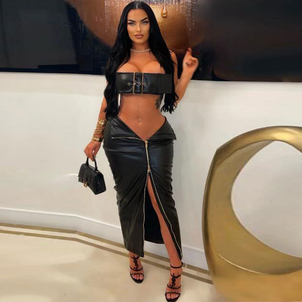 Conjunto de vestido sexy de 2 piezas de cuero PU con hebilla de metal, top corto adornado y falda con abertura en la cadera