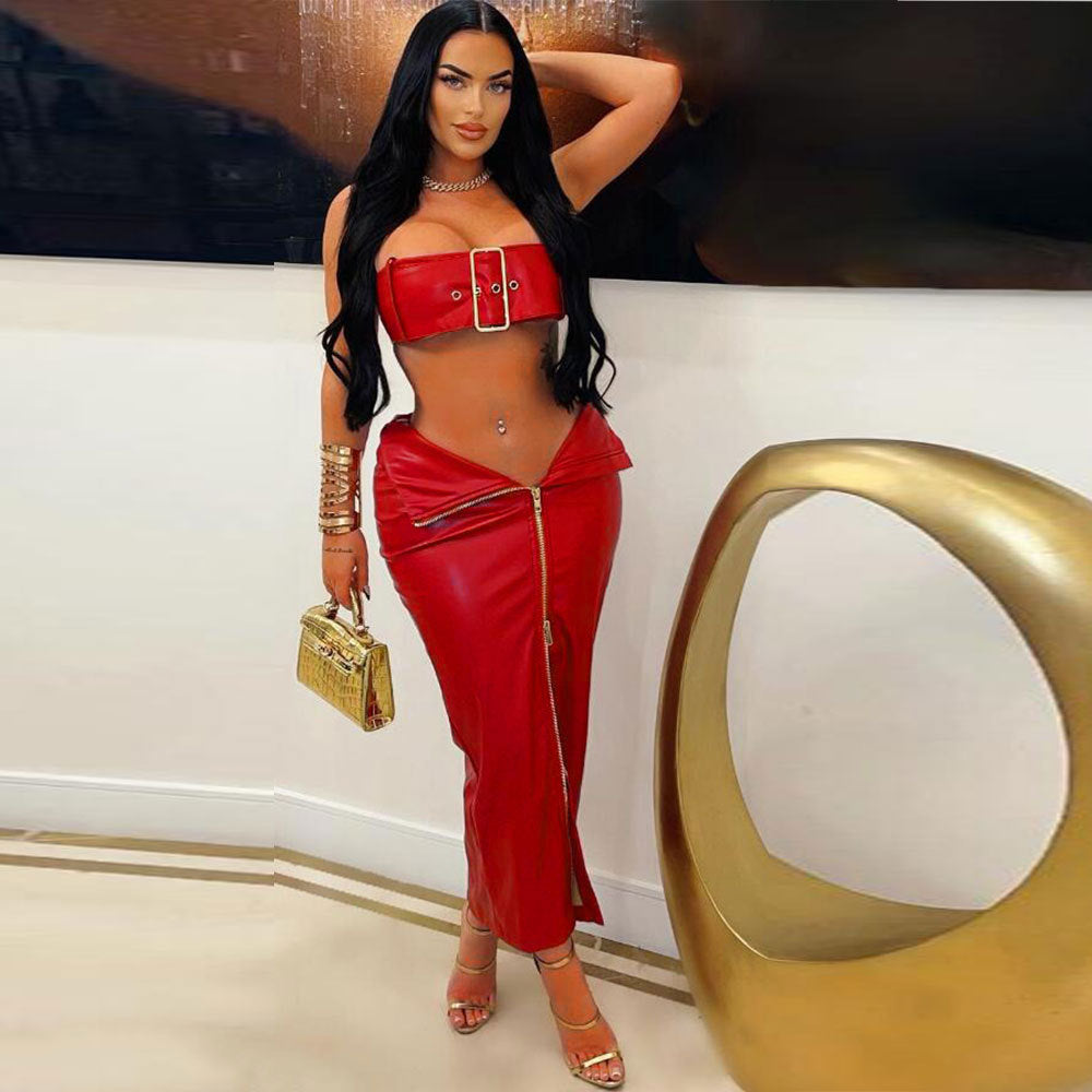 Conjunto de vestido sexy de 2 piezas de cuero PU con hebilla de metal, top corto adornado y falda con abertura en la cadera