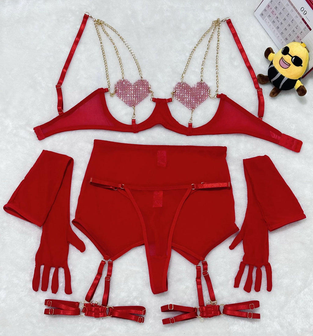 Conjunto de lencería sexy de tres piezas con pasties de corazón calado y cadenas de metal para un atractivo seductor