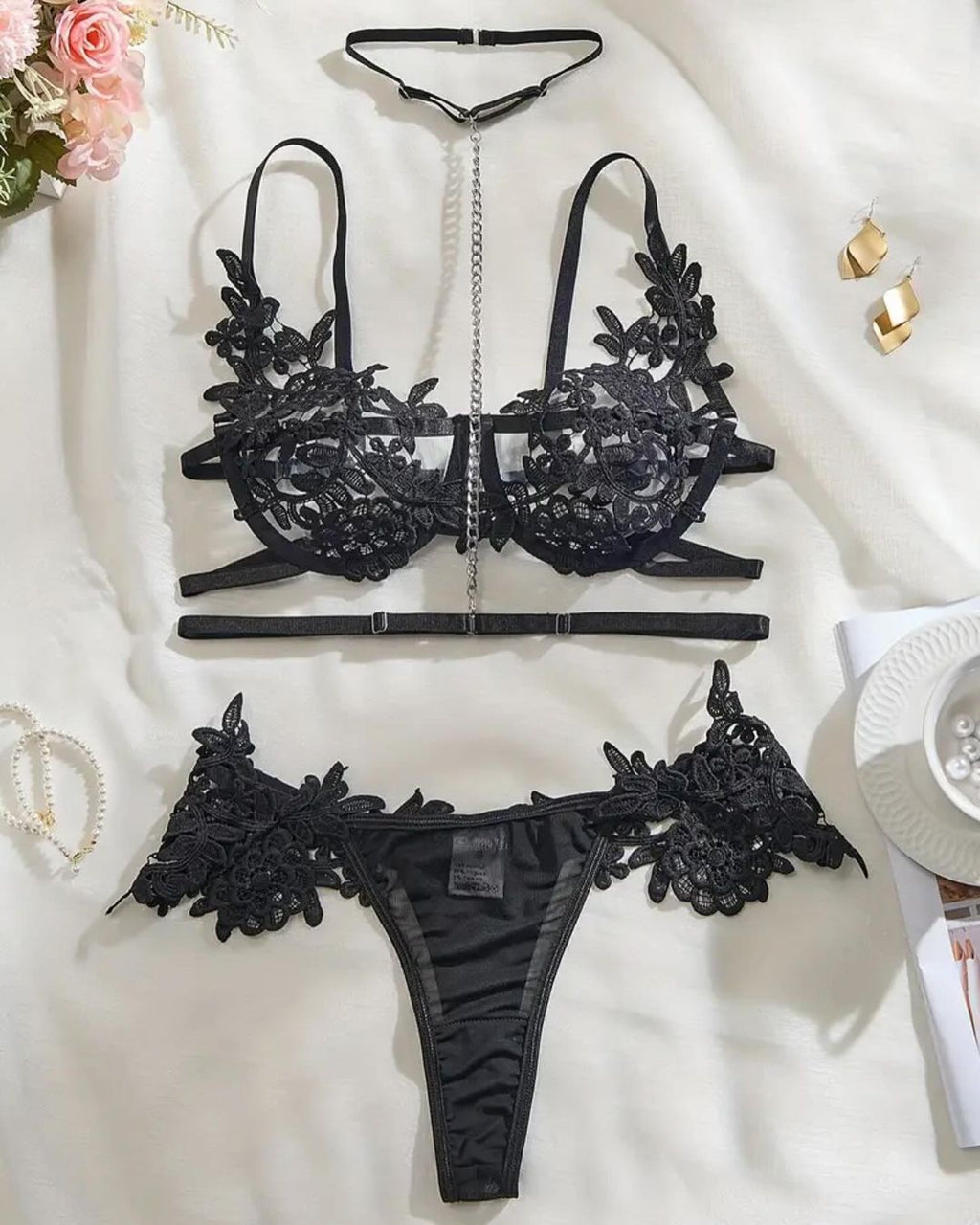 Conjunto de lencería de tres piezas de encaje erótico y sexy con tirantes y estilo de tres puntos