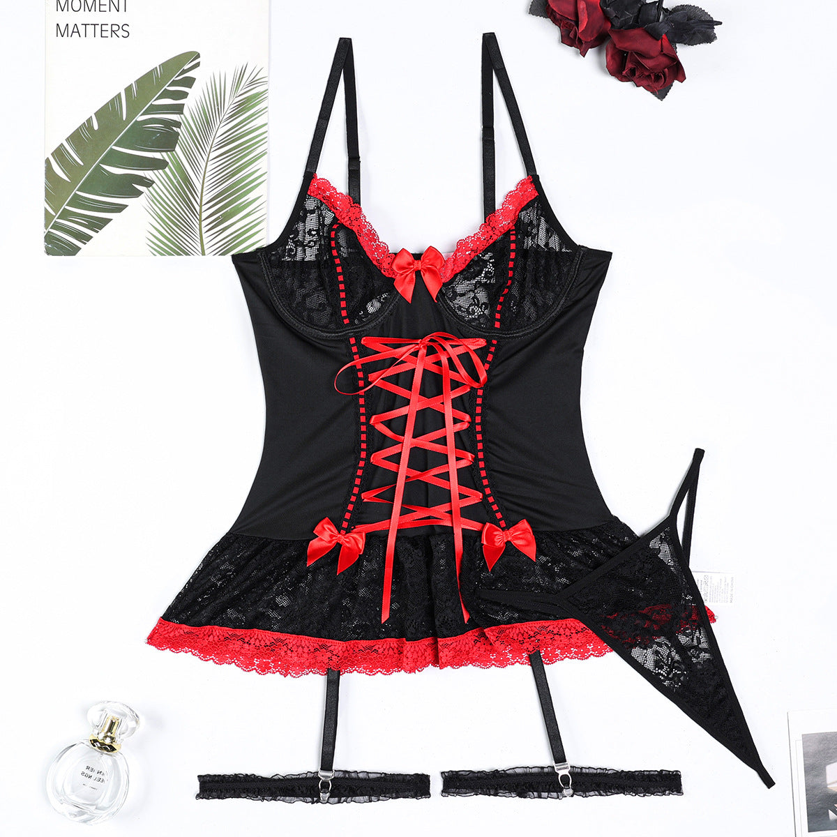 Conjunto de lencería sexy de encaje puro con tiras cruzadas y lazo en blanco y negro