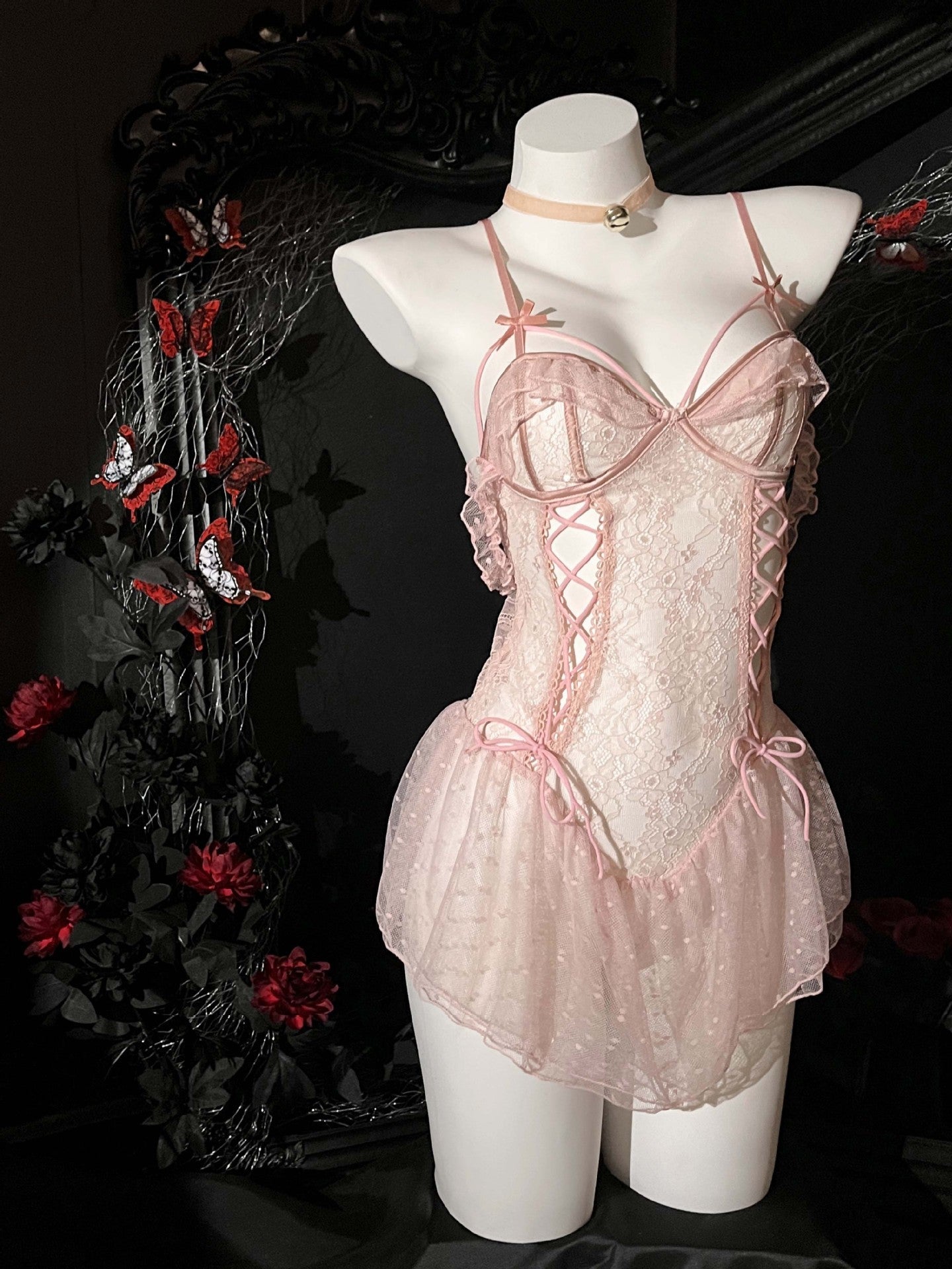 Camisón de encaje transparente con tiras y sin entrepierna