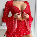 Sujetador, Falda y Tanga de Encaje con Flores de Corazones Rojos - Conjunto de Tres Piezas