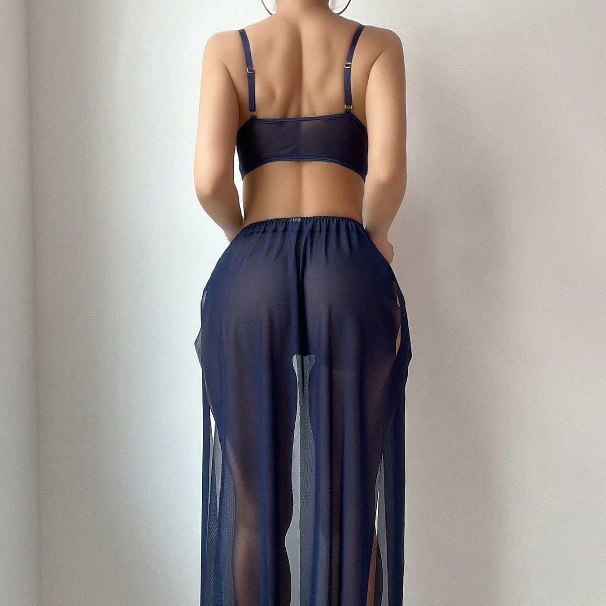 Conjunto de falda con abertura, embellecida con anillos metálicos y malla transparente