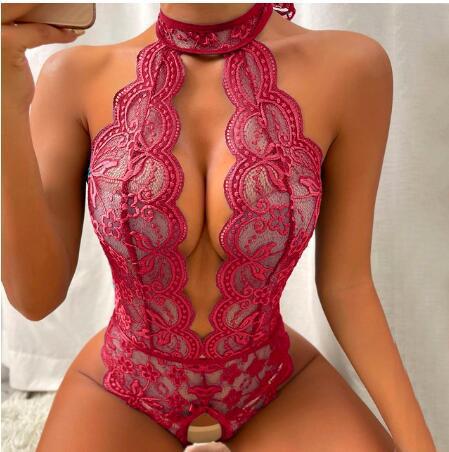 Atractivo camisón de una pieza con la entrepierna abierta, escote pronunciado en V de encaje festoneado y diseño halter