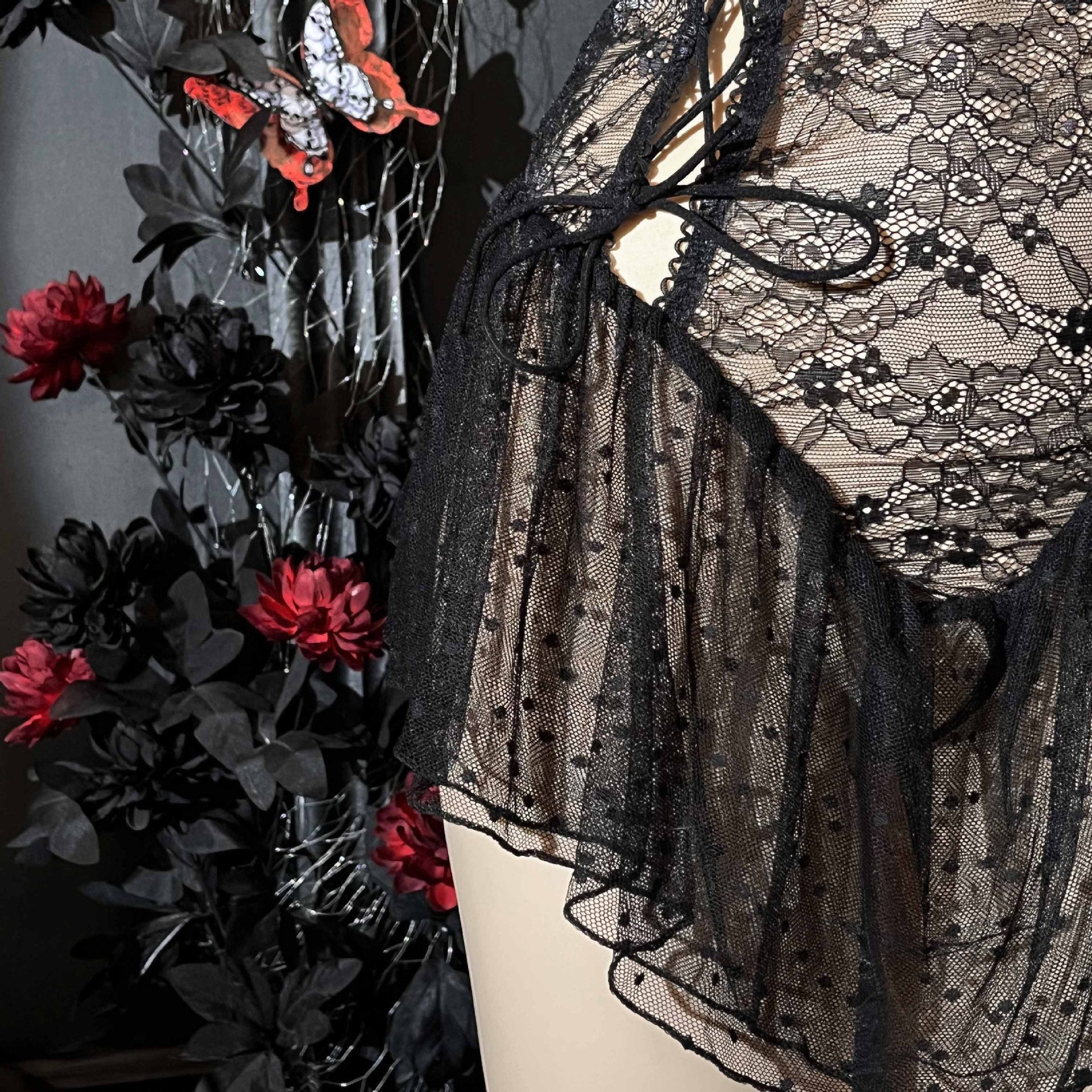 Camisón de encaje transparente con tiras y sin entrepierna
